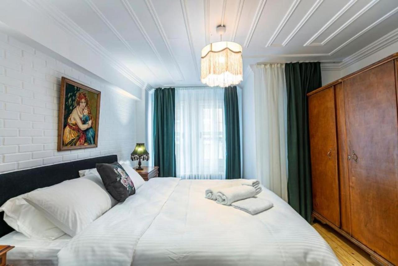 Historical 4-Br Home Steps From Besiktas Stadium & Bosphorus Views - Prime Nisantasi Location! Istanbul Exterior photo
