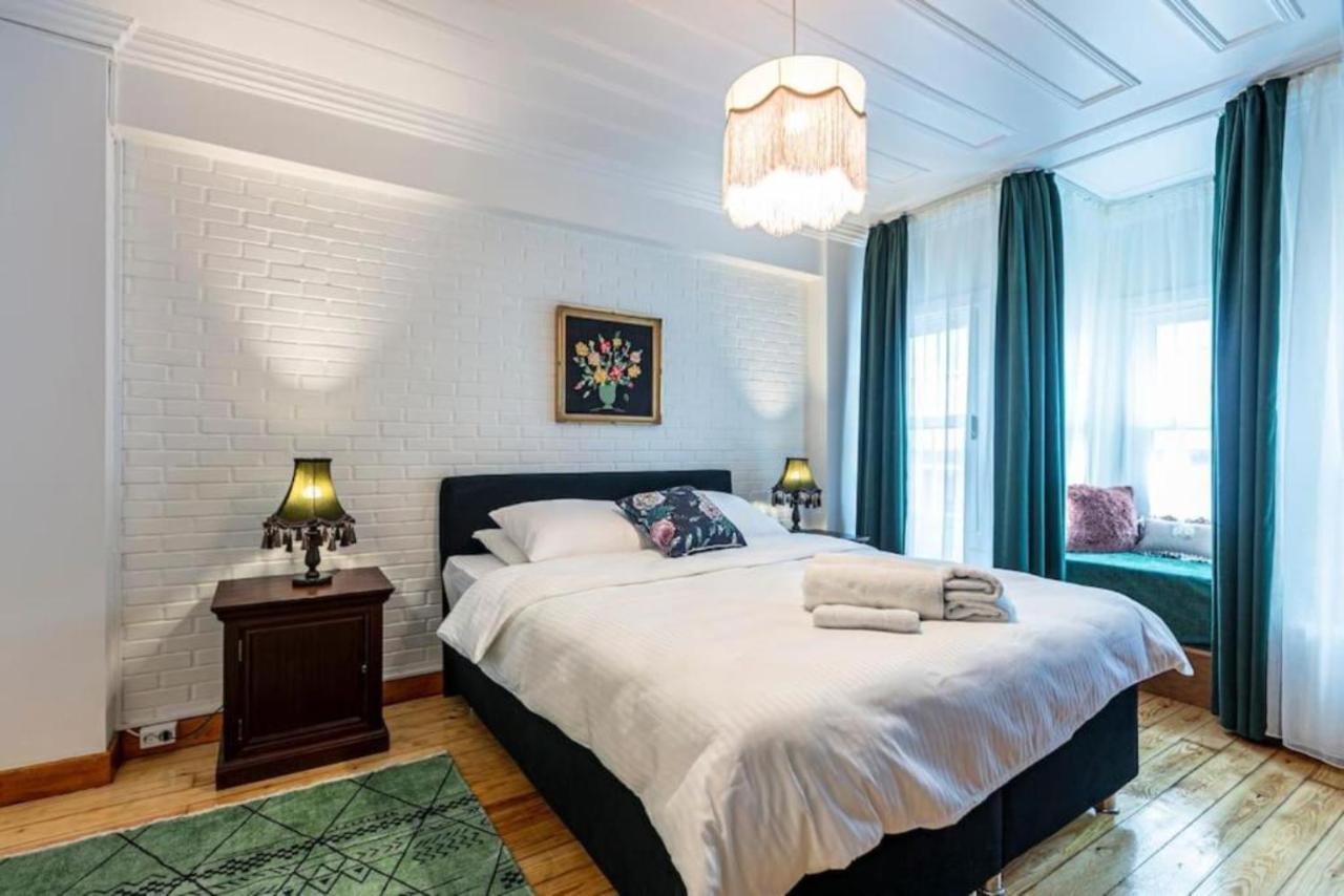 Historical 4-Br Home Steps From Besiktas Stadium & Bosphorus Views - Prime Nisantasi Location! Istanbul Exterior photo