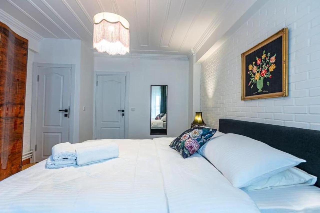 Historical 4-Br Home Steps From Besiktas Stadium & Bosphorus Views - Prime Nisantasi Location! Istanbul Exterior photo