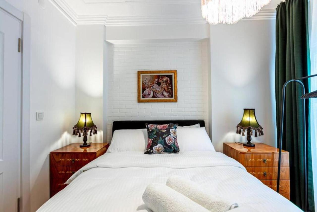 Historical 4-Br Home Steps From Besiktas Stadium & Bosphorus Views - Prime Nisantasi Location! Istanbul Exterior photo