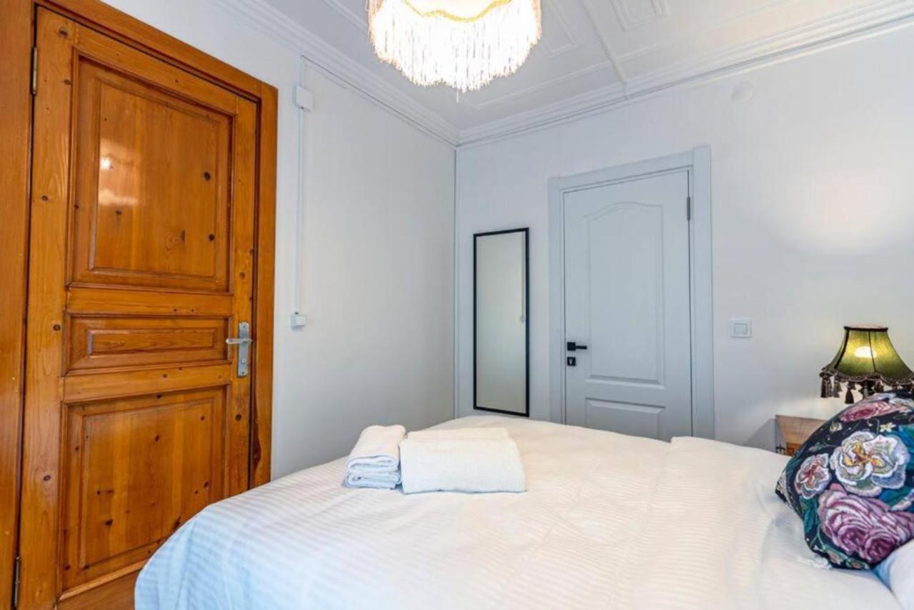 Historical 4-Br Home Steps From Besiktas Stadium & Bosphorus Views - Prime Nisantasi Location! Istanbul Exterior photo